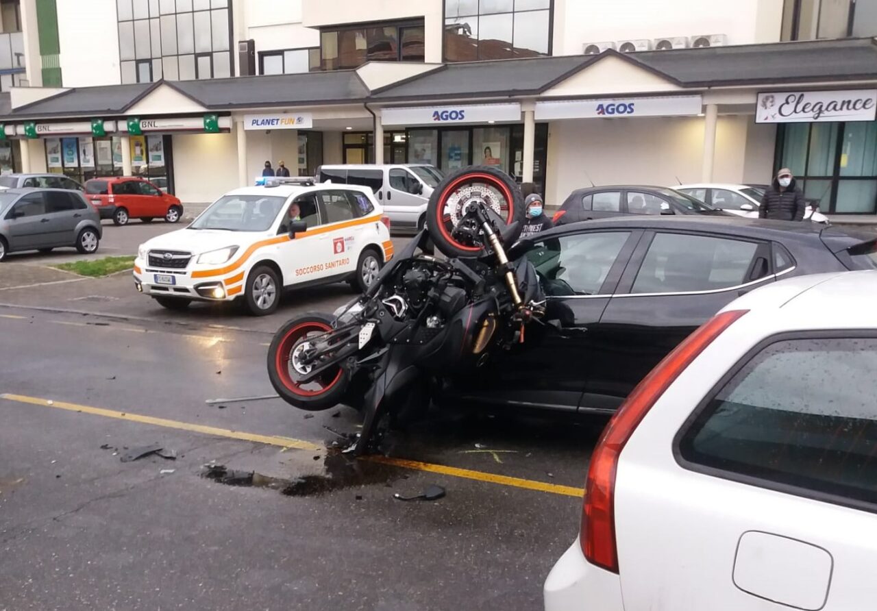 Pauroso schianto in via 25 Aprile: centauro in ospedale