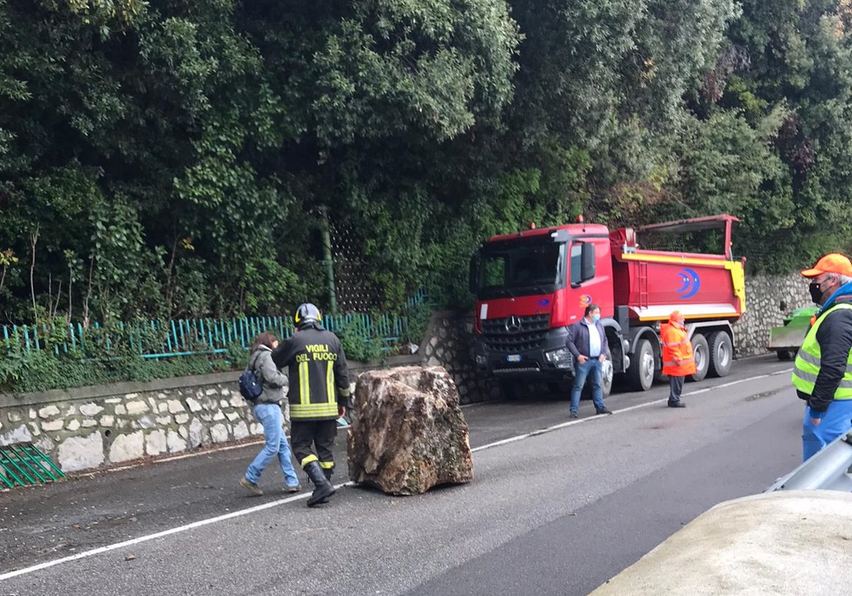 Caduti due massi lungo la litoranea tra Tavernola e Predore