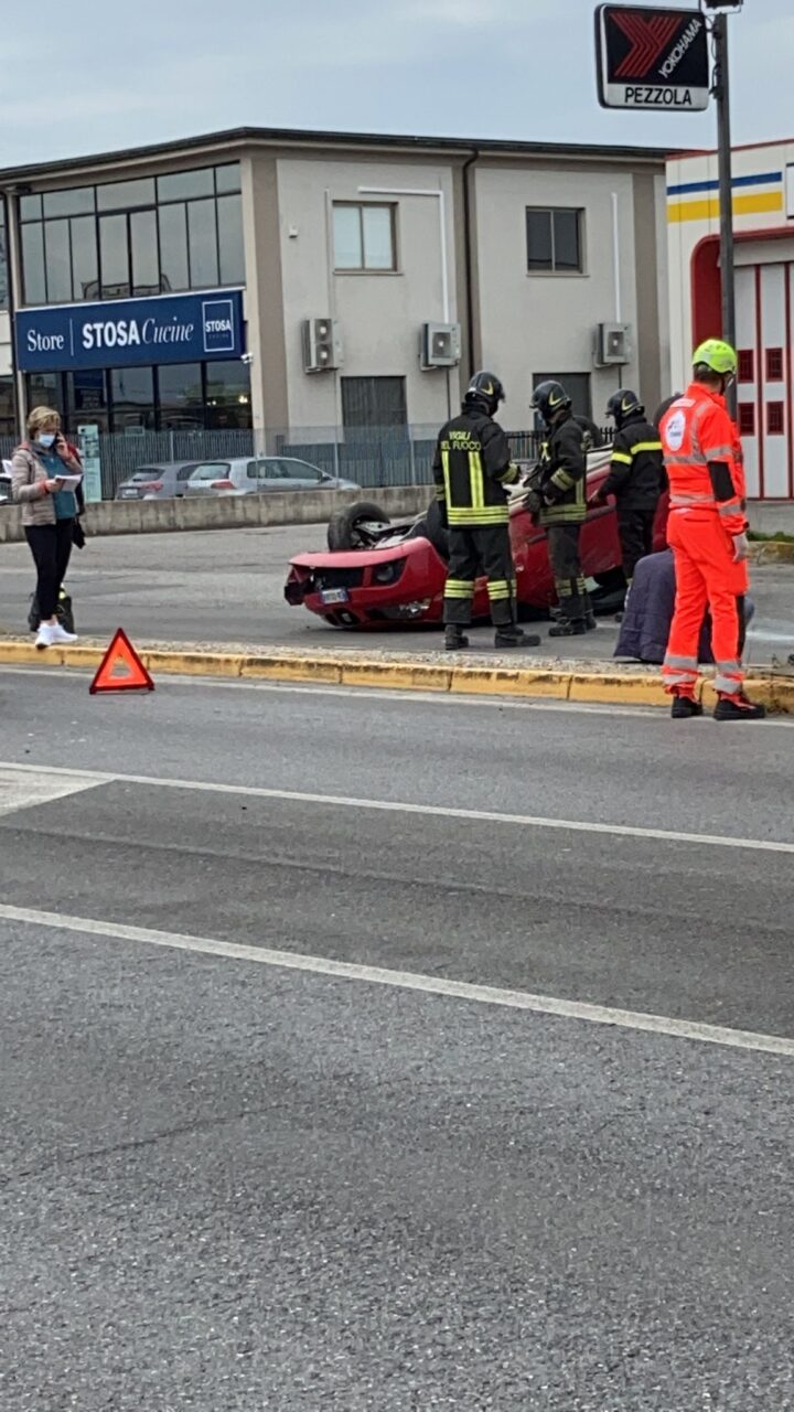 Tampona un’auto e si ribalta: salvo per miracolo