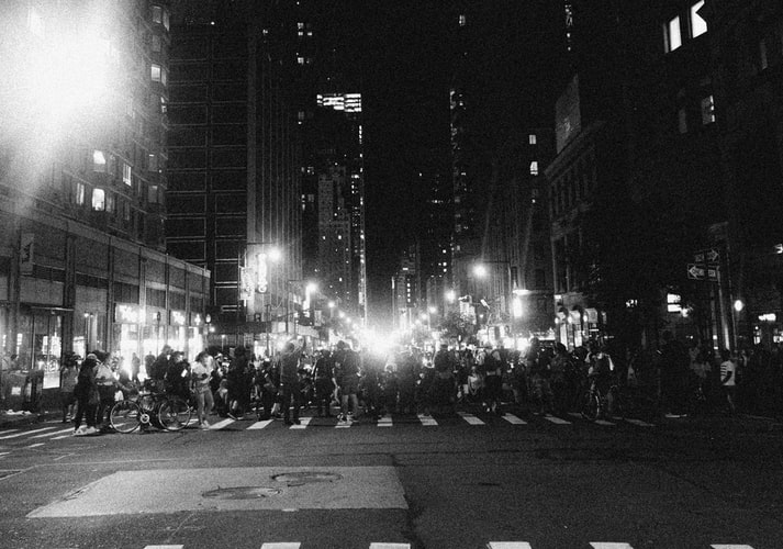 Trecento ragazzi riuniti per il video di un rapper: scoppia lo scontro con la Polizia