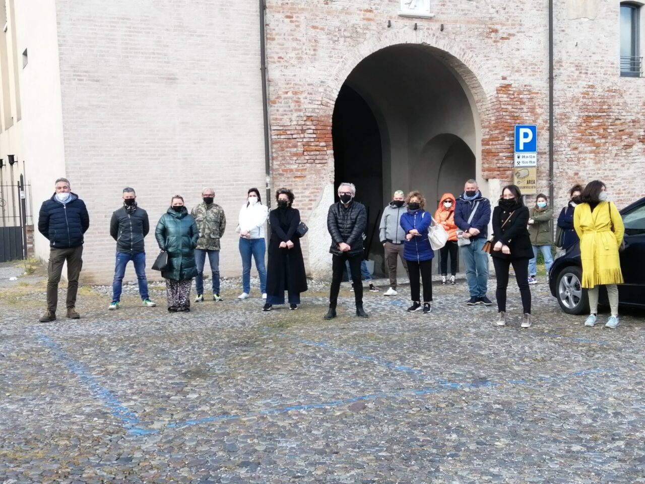 “Vogliamo rimanere aperti”, parrucchieri ed estetisti in piazza Garibaldi