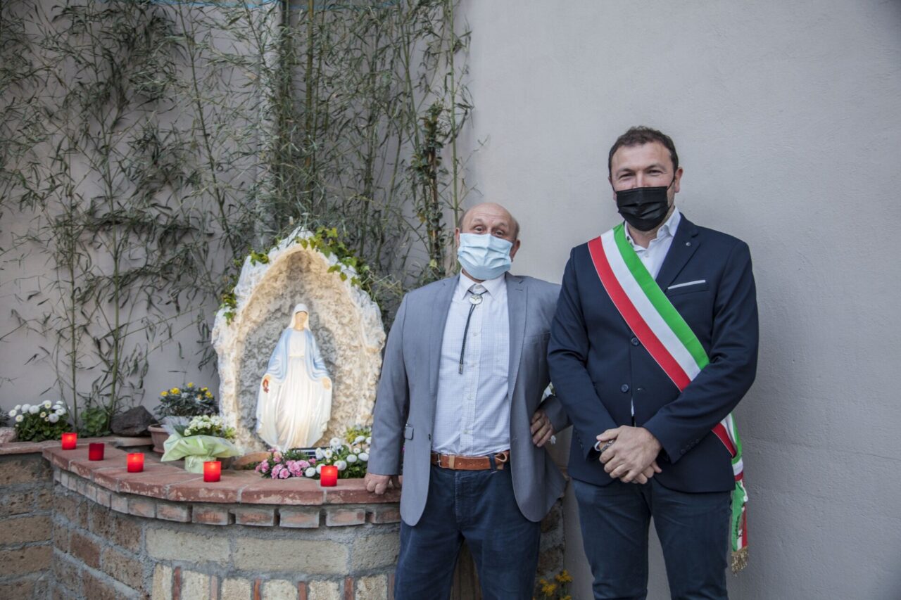 Tutta la comunità di Castelgonelle alla benedizione della santella in memoria delle vittime del Covid