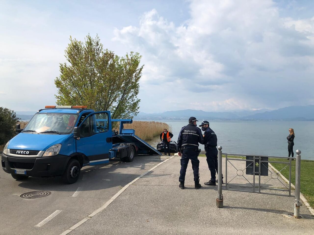 La Ferrari parcheggiata in discesa finisce nel lago di Garda