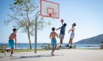 Giocavano a basket nel parco: multati 20 giovani
