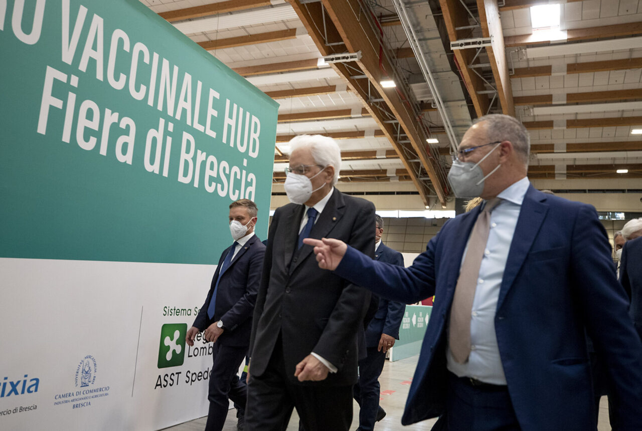 Terza tappa di Mattarella a Brescia con la visita all’Hub vaccinale del Brixia Forum