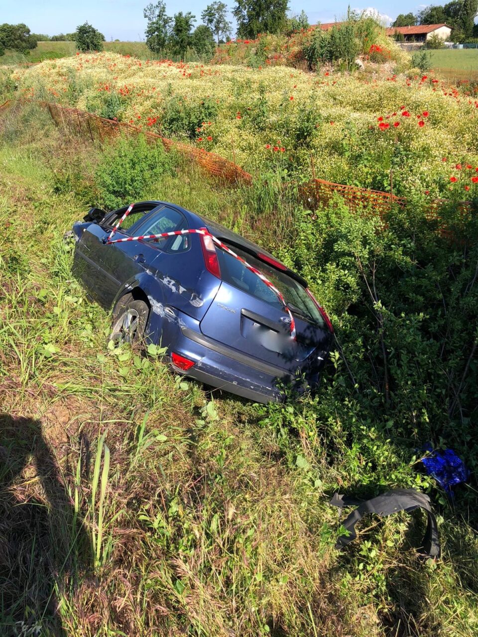 Chiari, esce di strada a poca distanza dalla sua abitazione