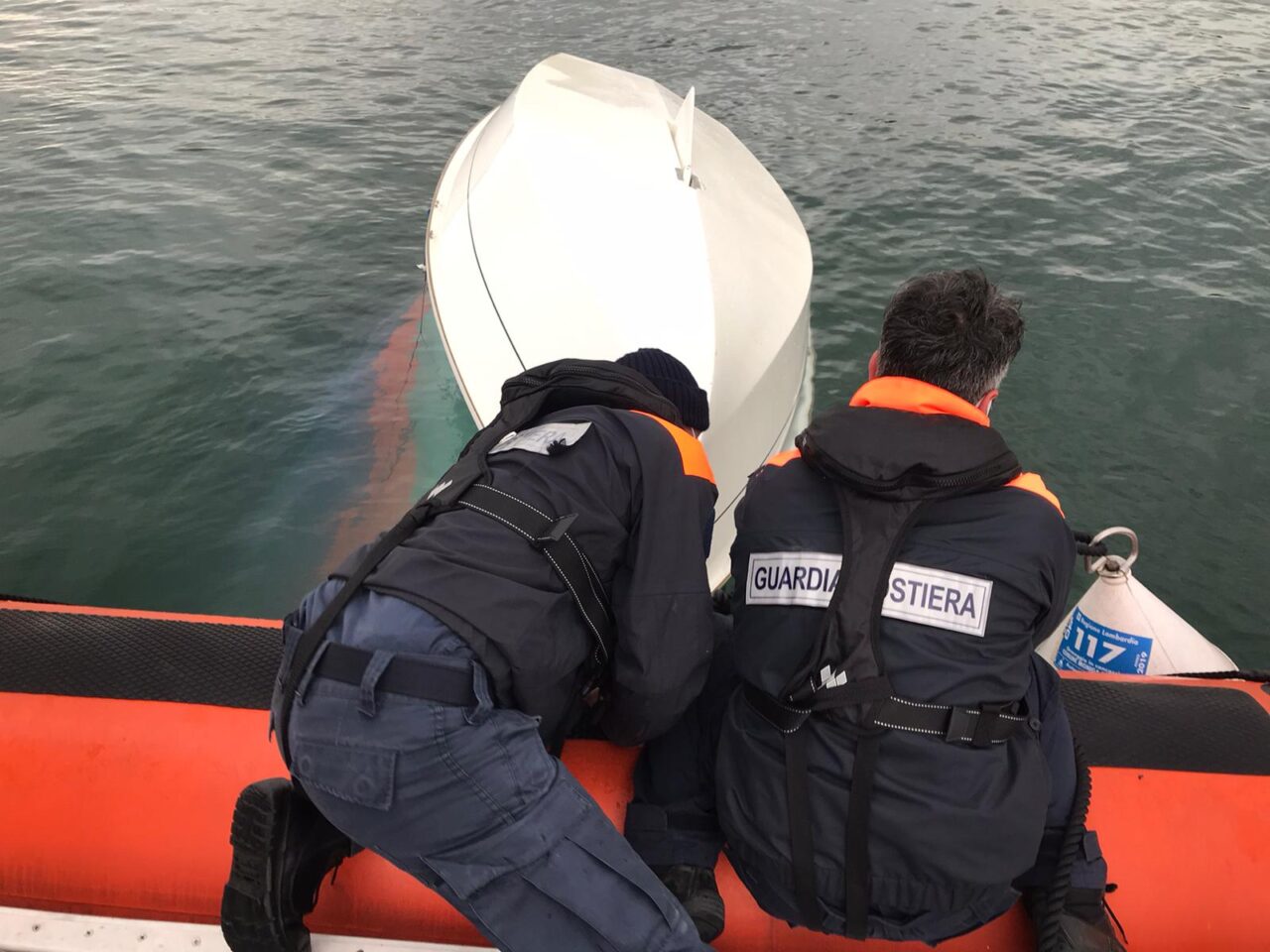 Si capovolge la barca, velista recuperato da Guardia Costiera