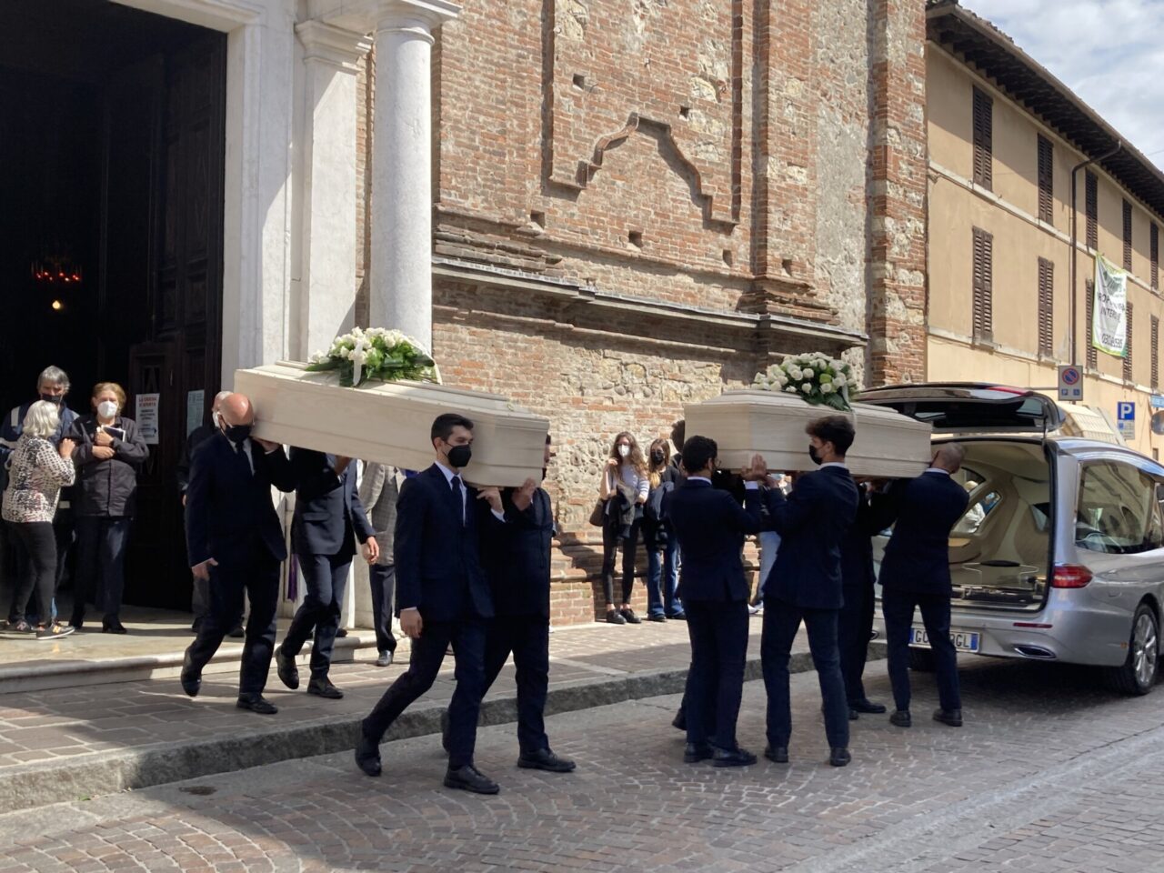 “Non piangere e risorgi”: l’invito di don Decca ai funerali di Chiara e Danilo Ghitti