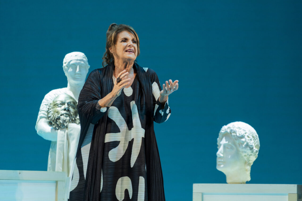 Lella Costa in scena al Teatro Sociale con “La vedova Socrate”