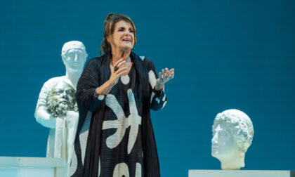 Lella Costa in scena al Teatro Sociale con “La vedova Socrate”