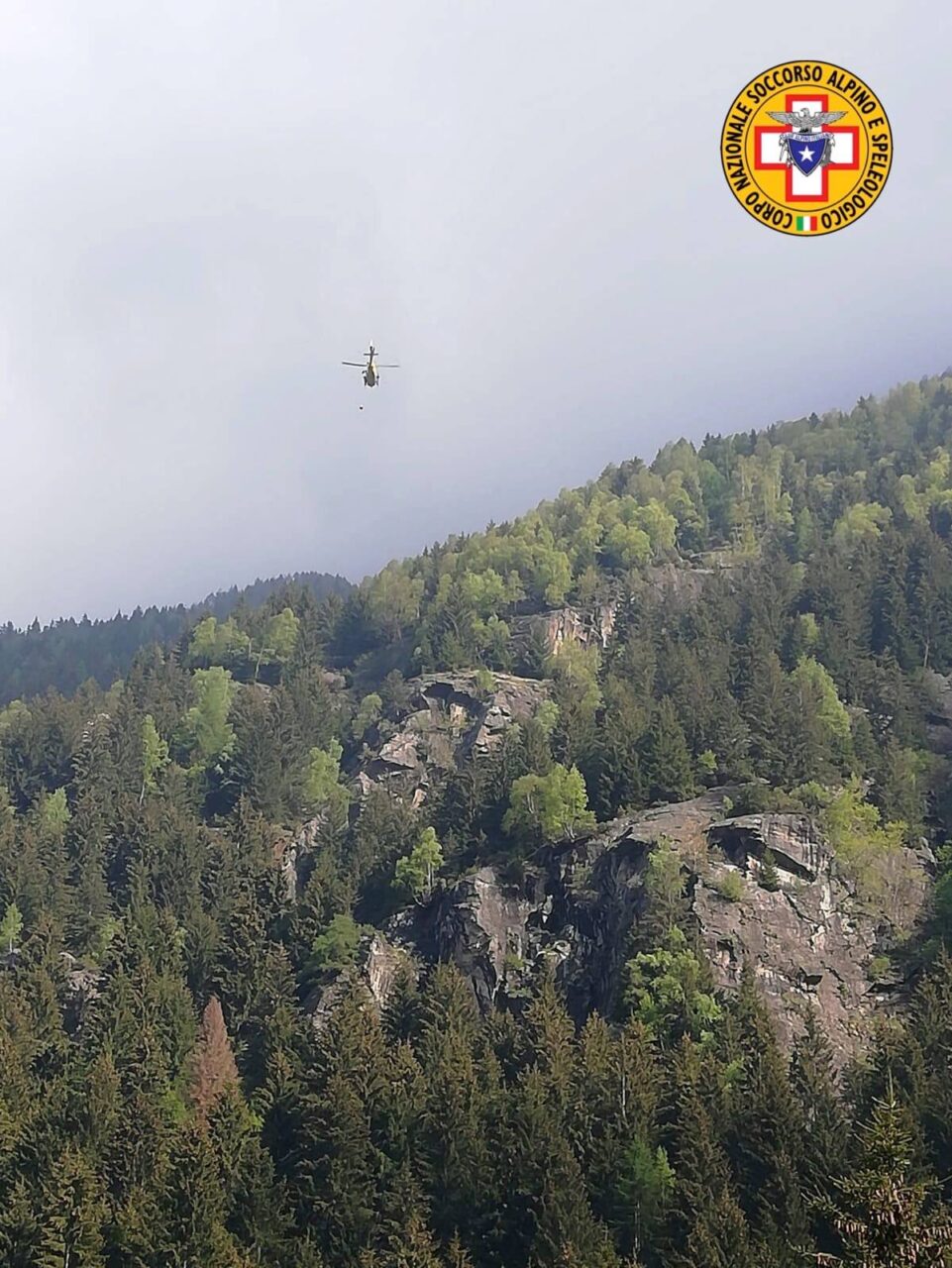 Pastore precipita, ma riesce a dare l’allarme: salvato dal Soccorso Alpino