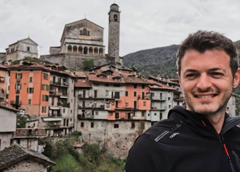 Gio del Bianco riscopre il lago d’Idro attraverso sei tappe a piedi