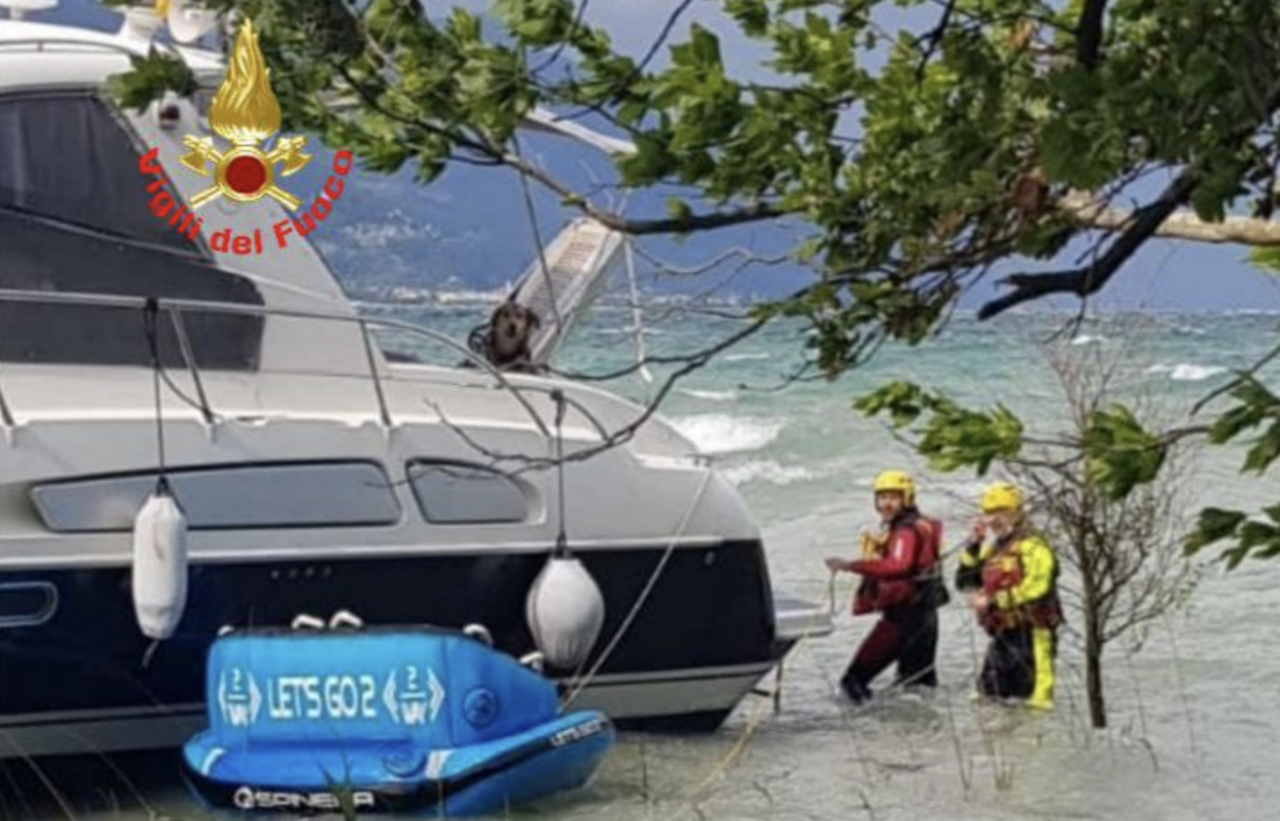 Barca si arena alla Baia del Vento, intervengono i Vigili del Fuoco