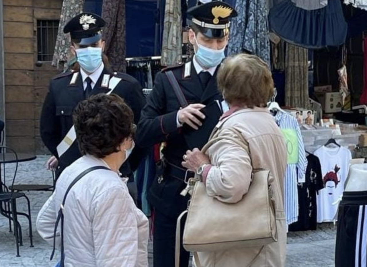 Abbracciava le vittime per derubarle, arrestata ladra seriale