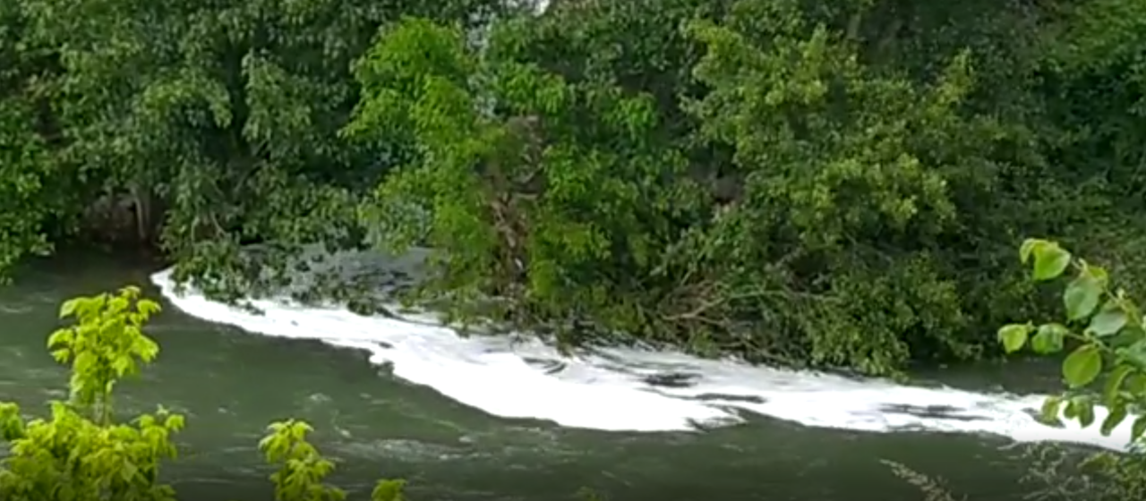 Montichiari: schiuma bianca in uscita dal depuratore VIDEO