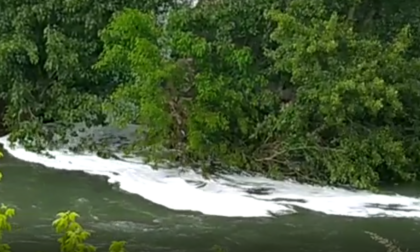 Montichiari: schiuma bianca in uscita dal depuratore VIDEO