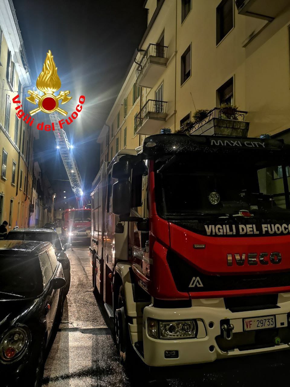 Cornicione pericolante: Vigili del fuoco in azione a Brescia dopo la pioggia