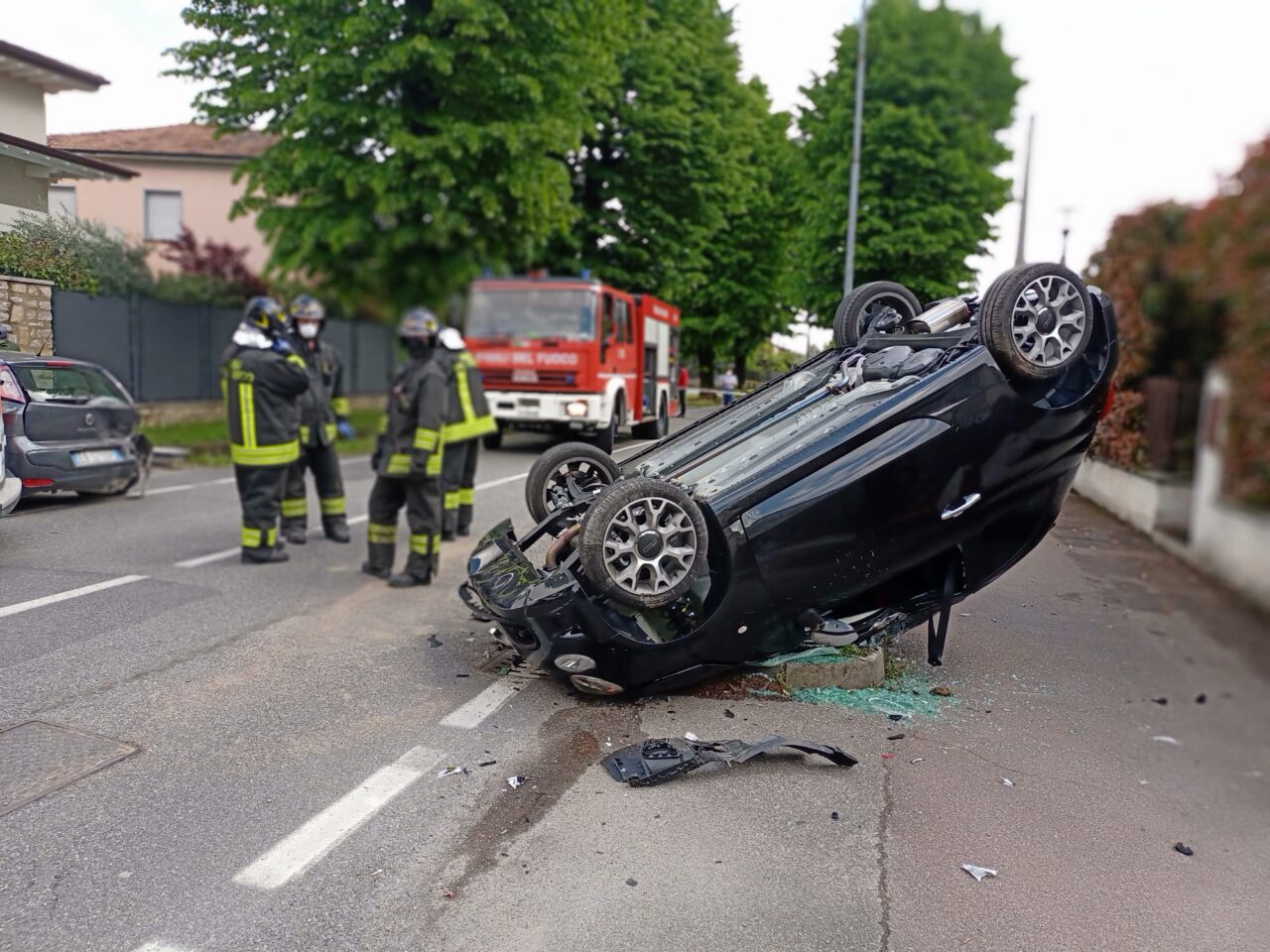 Violento incidente in via Brescia: auto si ribalta e intervengono i soccorsi