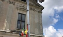 Pompieri in azione sul tetto della biblioteca