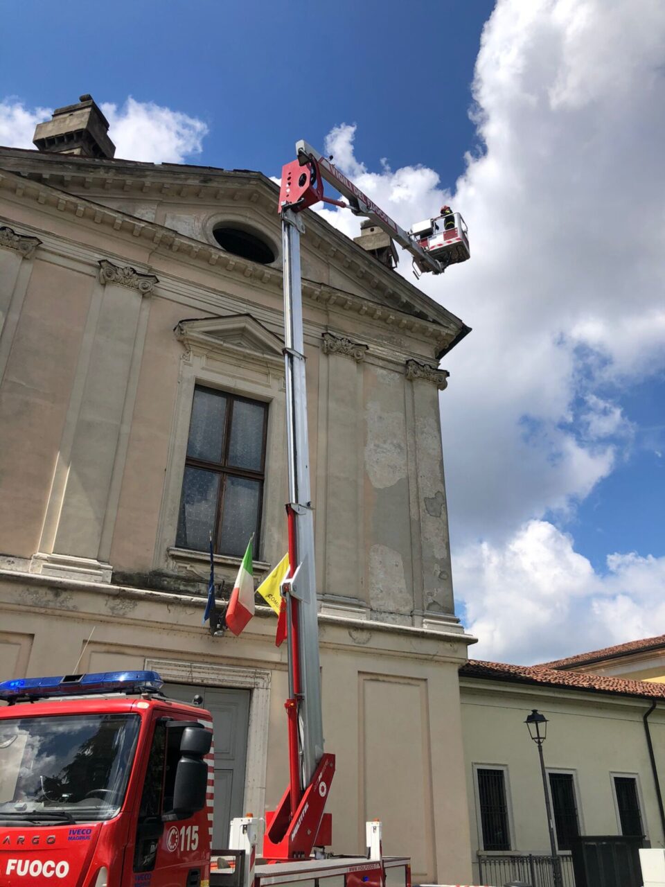 Pompieri in azione sul tetto della biblioteca