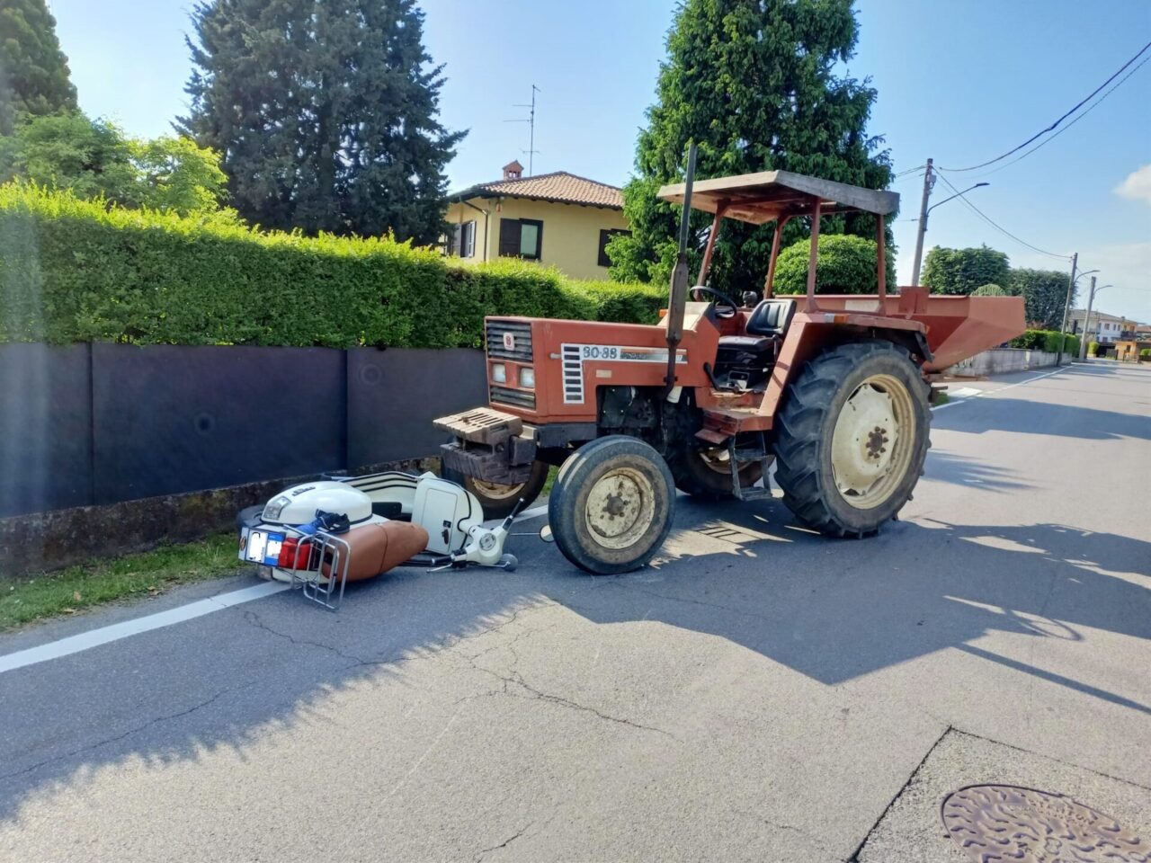 Scontro tra Vespa e trattore in via Palazzolo