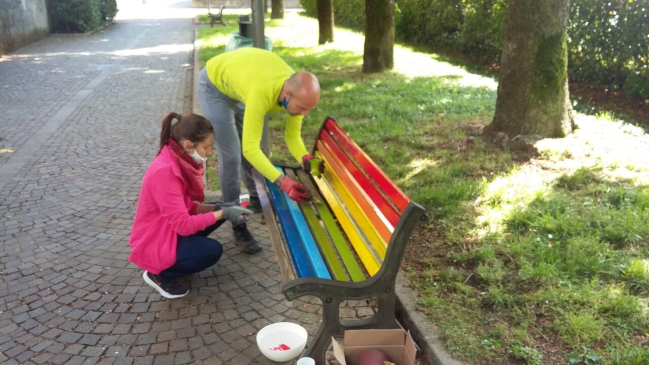 A Castegnato la prima panchina arcobaleno per dire “no” all’omofobia