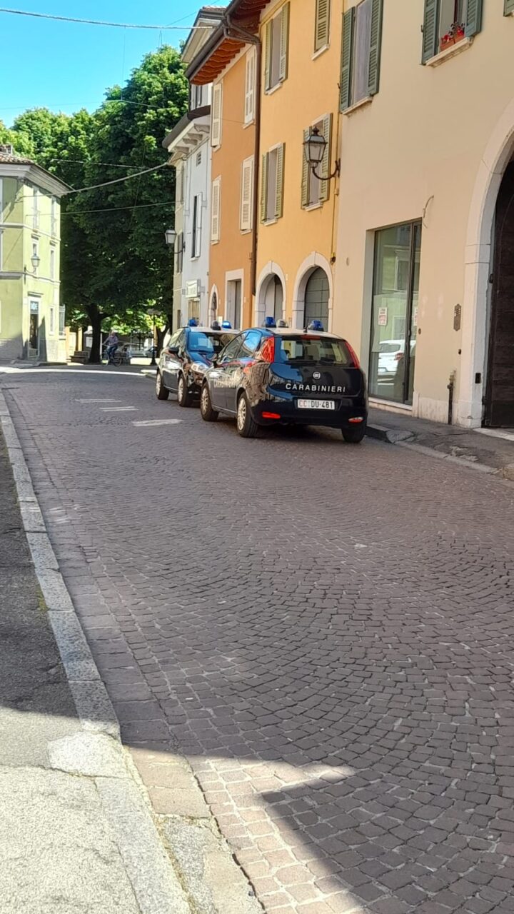 Prende a calci una serranda gridando insulti e minacce