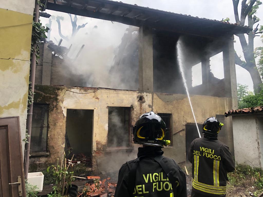 A fuoco il tetto di un caseggiato in ristrutturazione