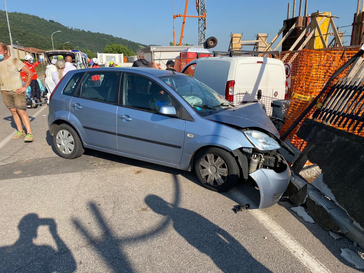 Stava caricando del materiale sul furgone, investito da un’auto: è grave