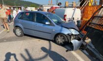 Stava caricando del materiale sul furgone, investito da un'auto: è grave