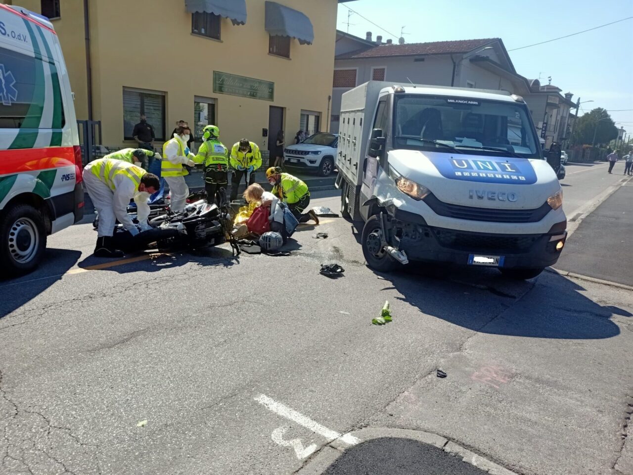 Furgone contro una moto: elisoccorso in azione per un 20enne