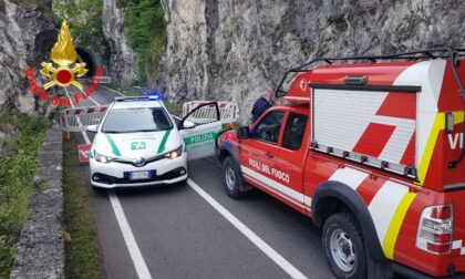 Caduta massi sulla pista ciclabile, intervengono i Vigili del Fuoco