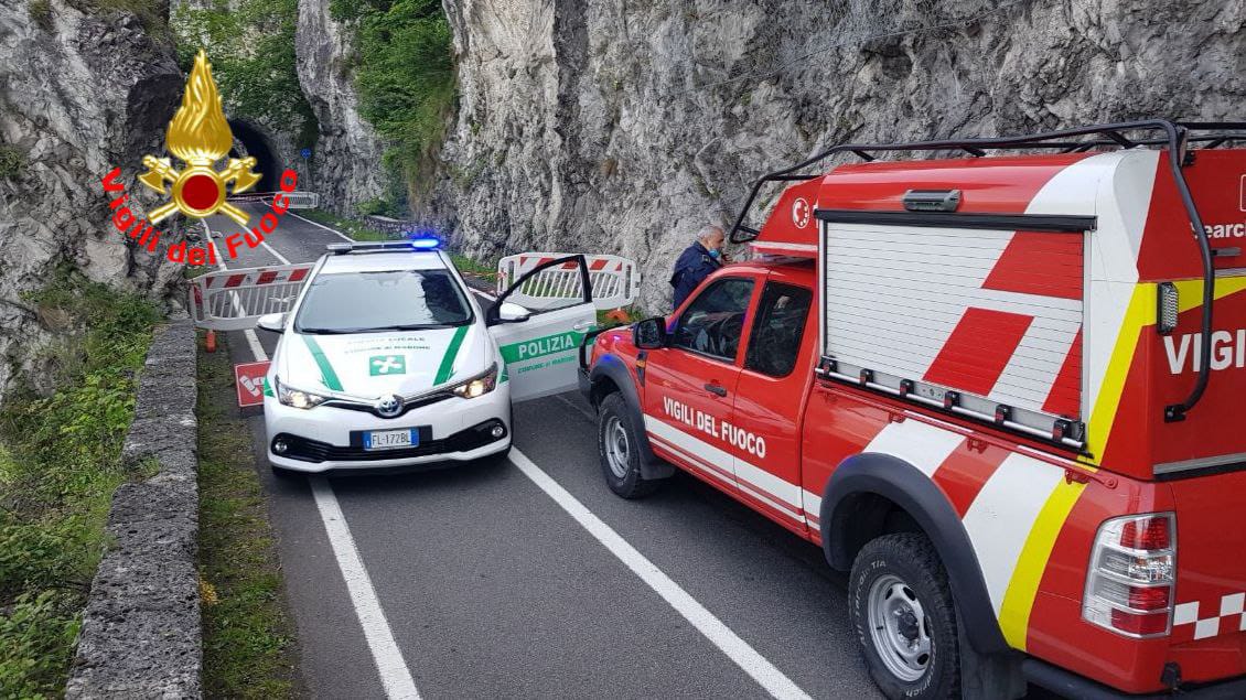 Caduta massi sulla pista ciclabile, intervengono i Vigili del Fuoco