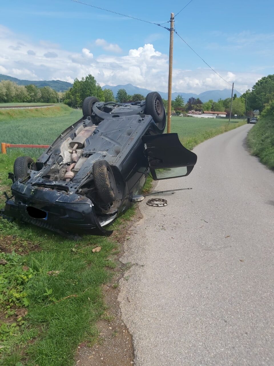 Si ribaltano con l’auto (radiata) dopo una folle fuga