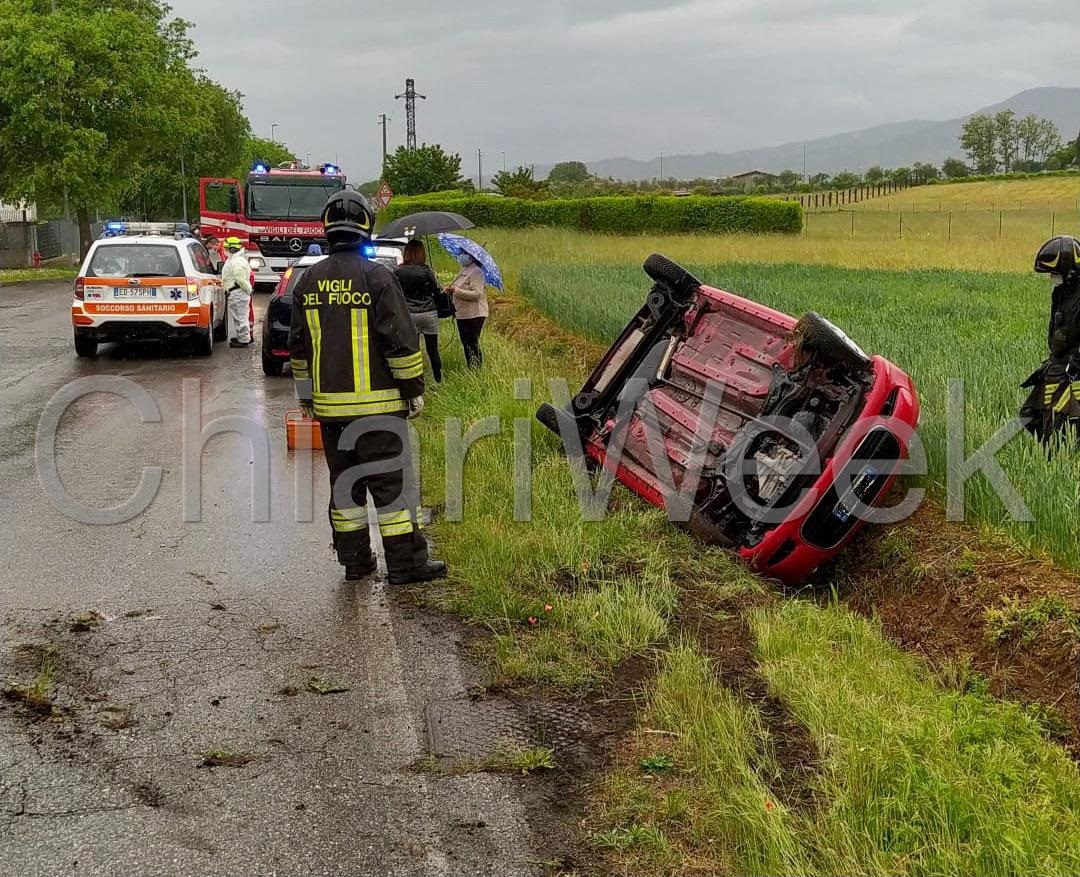 Auto si ribalta fuori strada: illesa la conducente