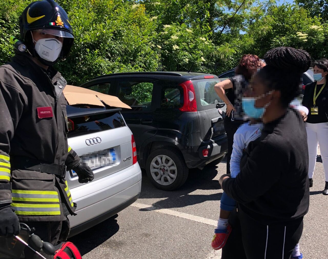 Pompieri in azione per un bimbo chiuso in auto