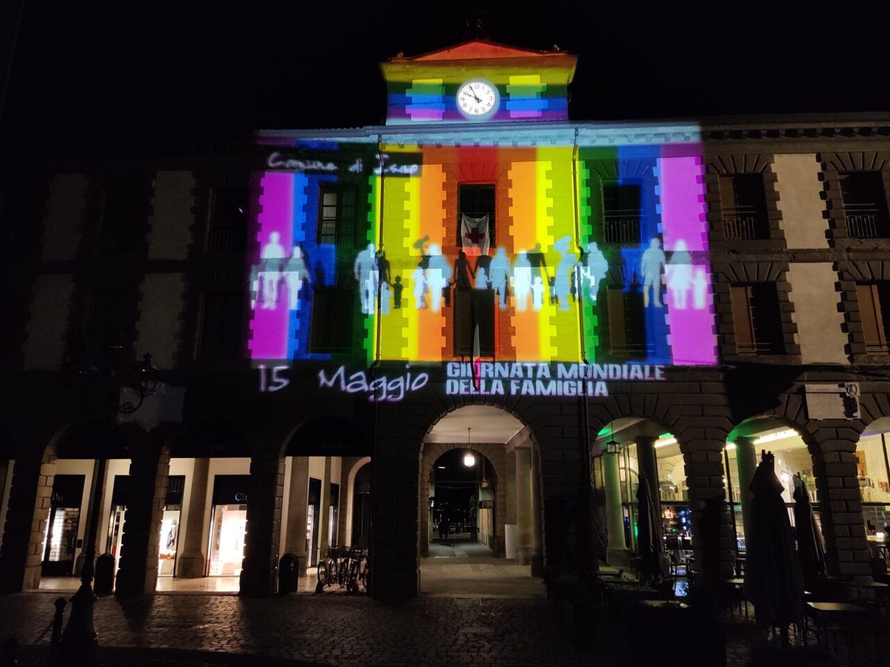 Giornata della famiglia: a Iseo s’illumina il palazzo comunale