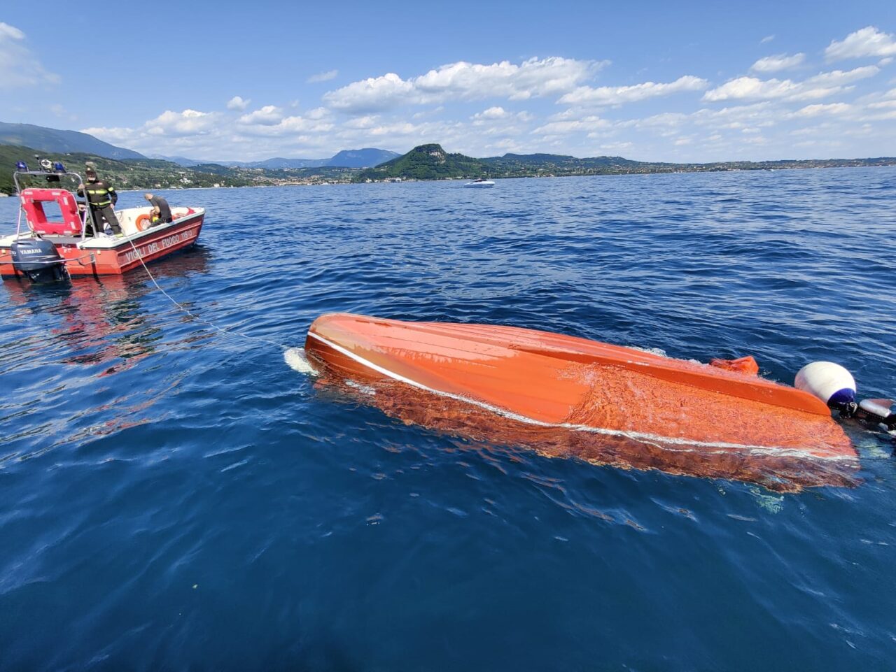 Onda anomala, si ribalta natante con tre diportisti a bordo