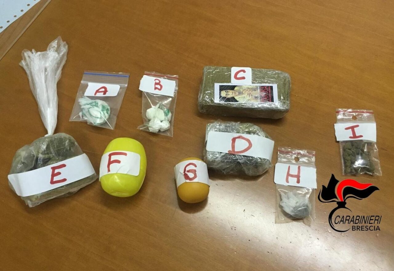 Spaccia coca e hashish, arrestato 26enne della Bassa