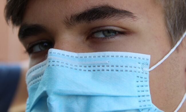 Per gli studenti le mascherine del Ministero “puzzano e non aderiscono bene al volto”