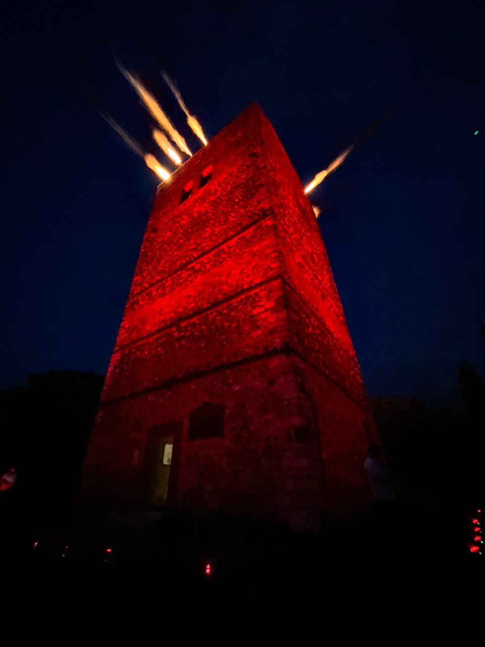 La Rocca di Solferino si illumina di rosso in onore di Dunant
