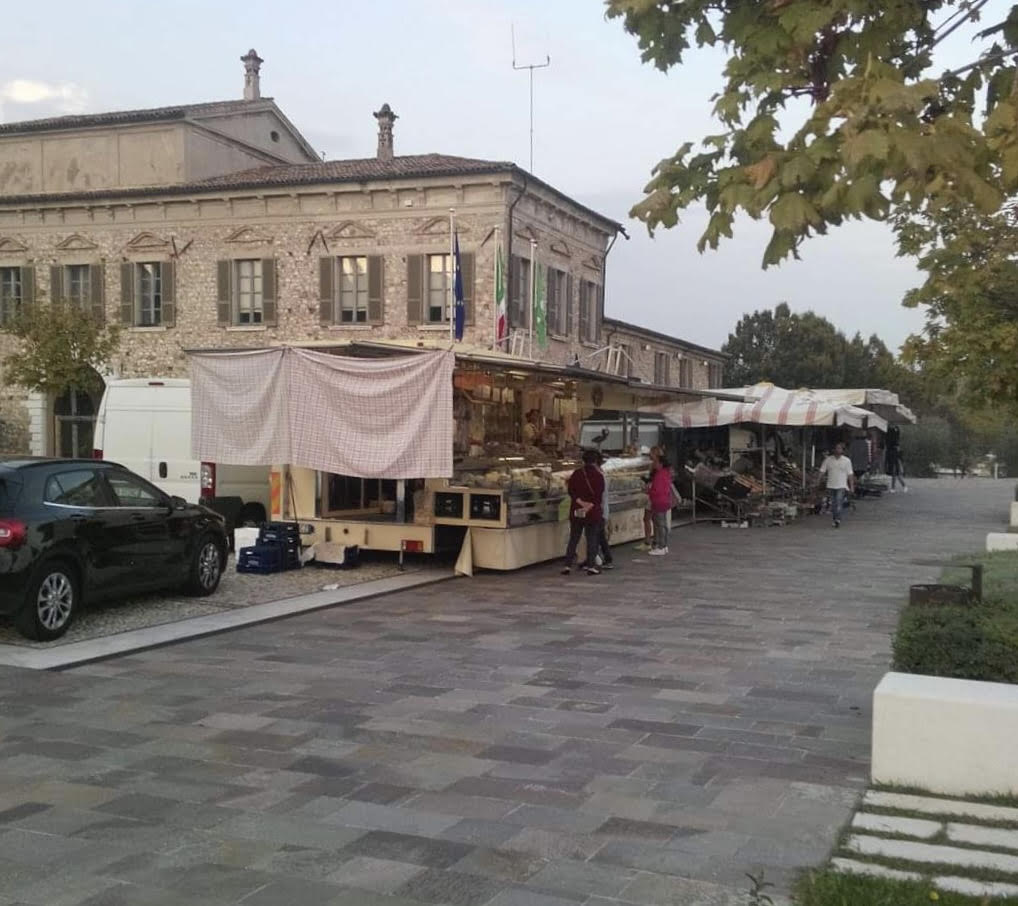 Padenghe, il mercato settimanale torna in via Verdi