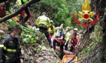 Cade nel torrente mentre taglia una pianta, salvato dai Vigili del fuoco e dal Soccorso alpino