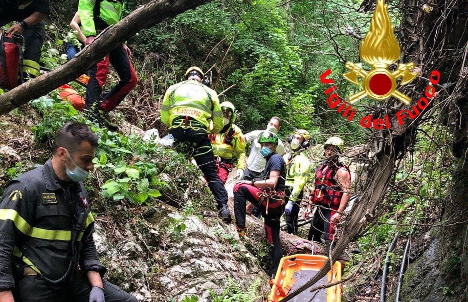 Cade nel torrente mentre taglia una pianta, salvato dai Vigili del fuoco e dal Soccorso alpino