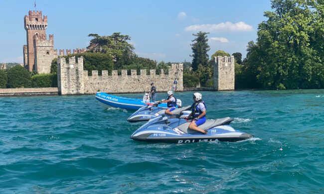 Gli agenti ritrovano il gommone rubato a un turista tedesco: “Grazie, siete ottimi poliziotti”