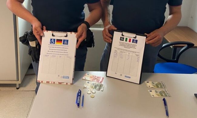 Si fingono sordomuti per raccogliere fondi in centro: due denunciati per accattonaggio molesto