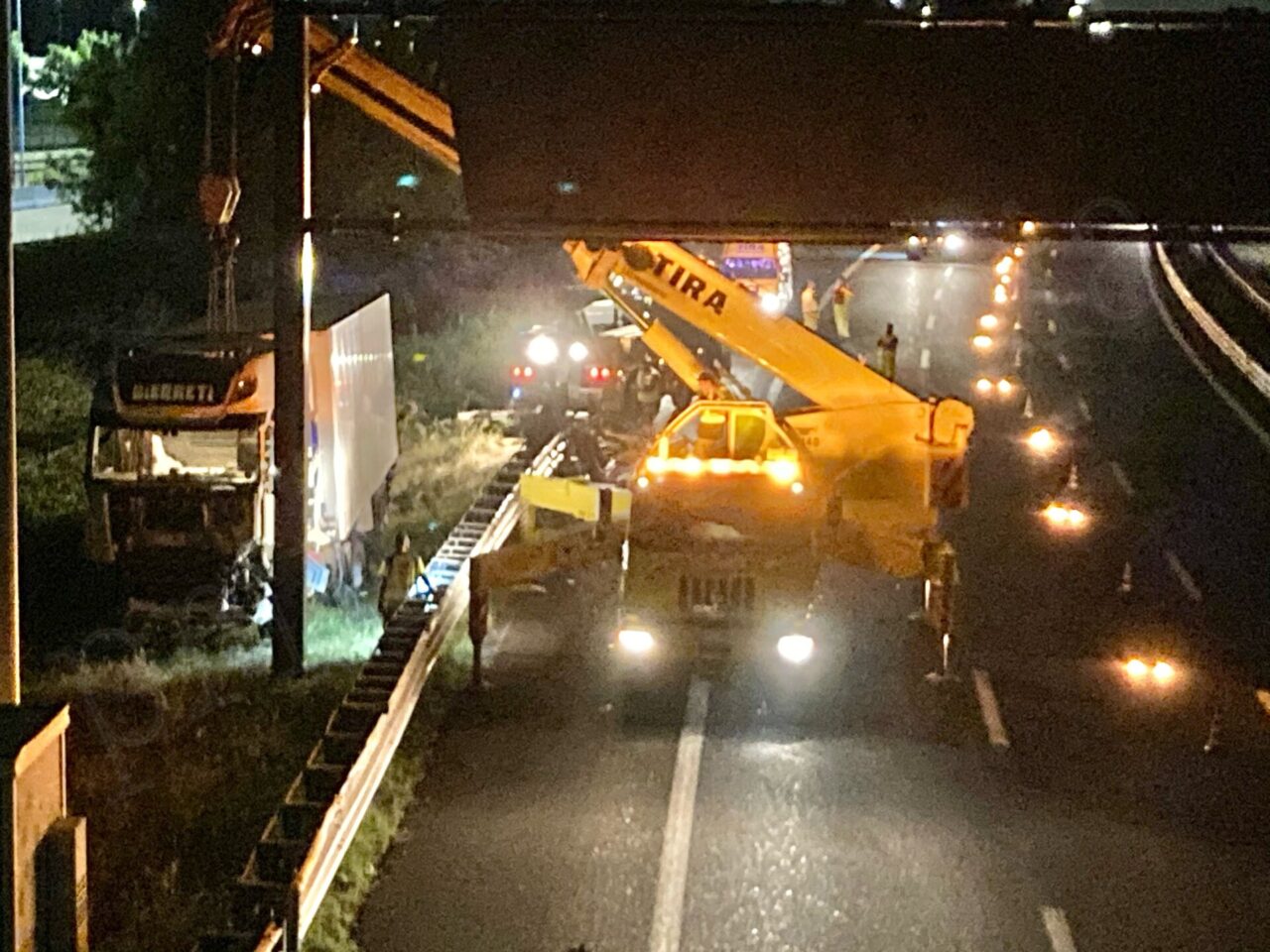 Incidente in A4: tir fuori strada