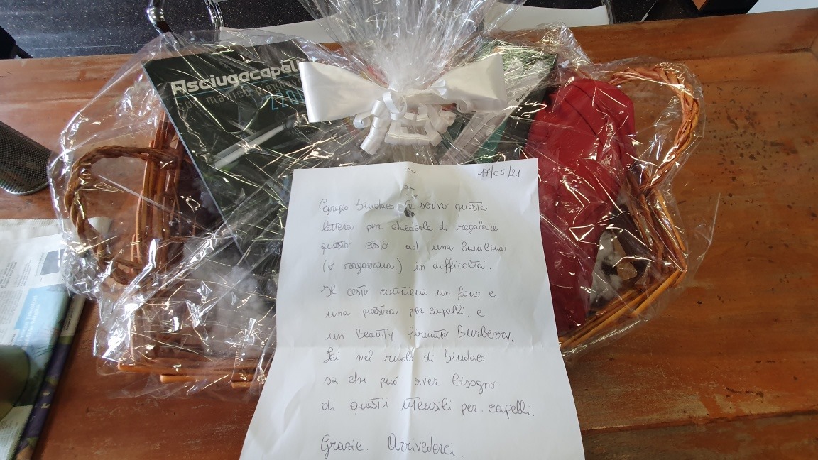 Cesto dono in Comune a Montichiari, il Sindaco: lo regaleremo ad una ragazzina in difficoltà.