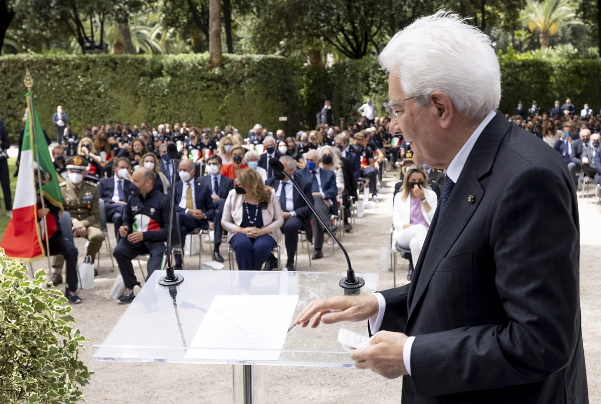 Mattarella consegna il tricolore agli atleti italiani in partenza per le Olimpiadi