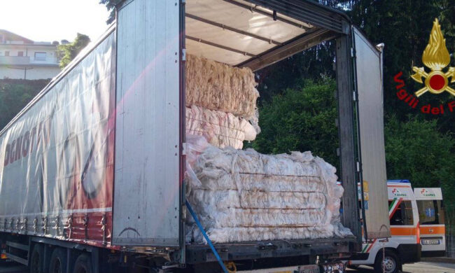 Ancora morti sul lavoro in Lombardia: operaio schiacciato da tre quintali di plastica